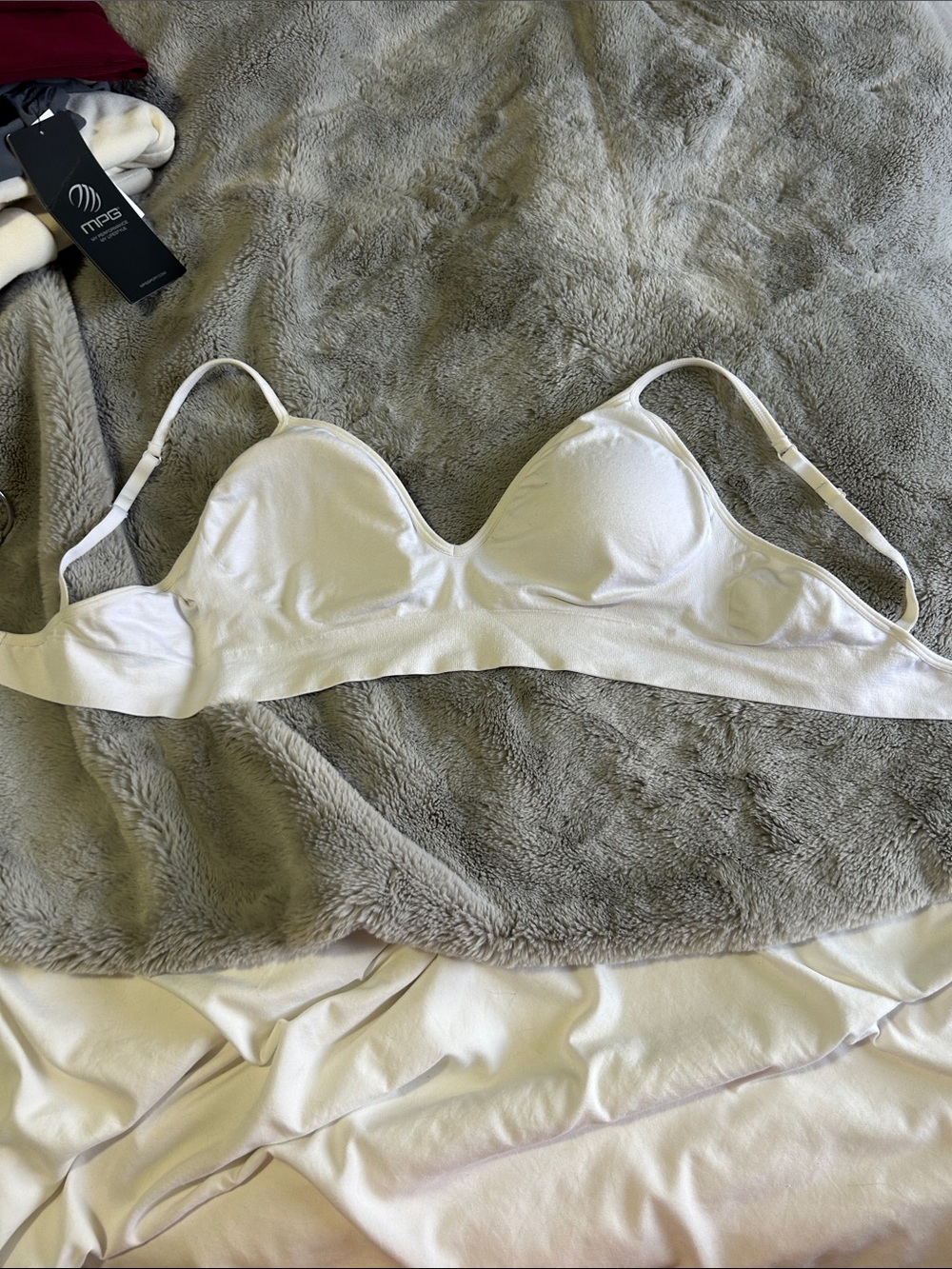 MPG White Seamless Wireless Bra with Adjustable Straps